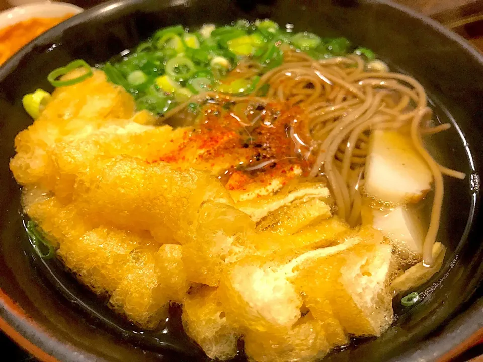 今日の昼餉は久しぶりに、刻み蕎麦🍜細切りに刻まれた油揚げがタップリ乗ってるから、結構満足する一品ですわ。ご飯も少しつけてしまったから、ダイエットの精神に反する昼餉でしたわ。正月で、胃袋が広がってしまったかなぁ😰|にゃあ（芸名）さん