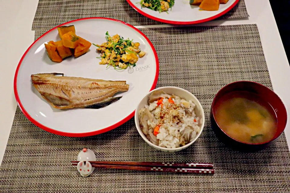 今日の夕食 ほっけ、かぼちゃの塩麹煮、豆苗と卵のオイスターソース炒め、舞茸の塩麹炊き込みご飯、豆腐とわかめの味噌汁|pinknari🐰🌈さん