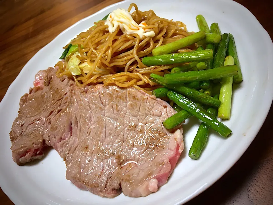 焼きそばステーキww🥩|ぱぴこ家さん