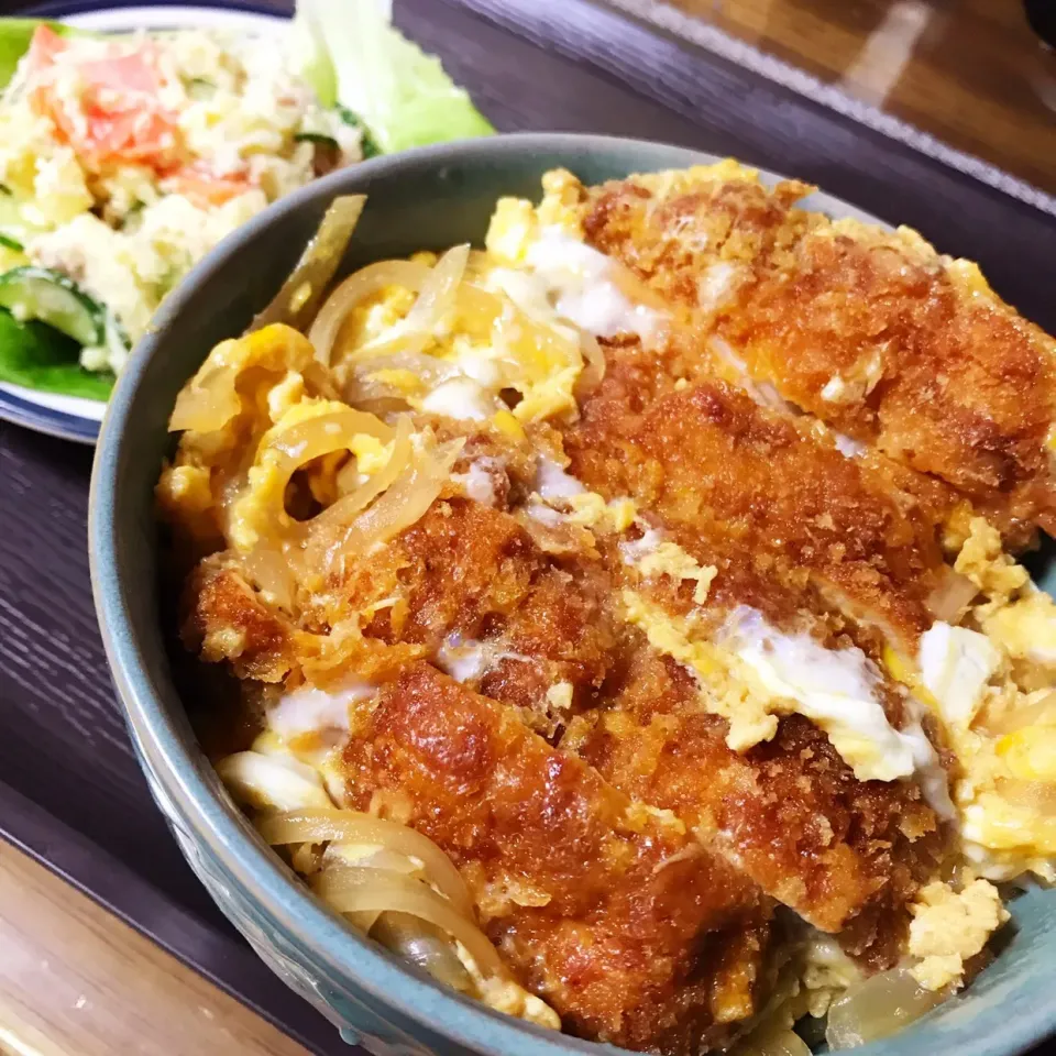 Snapdishの料理写真:チキンカツ丼とポテトサラダ|takechan-1962さん