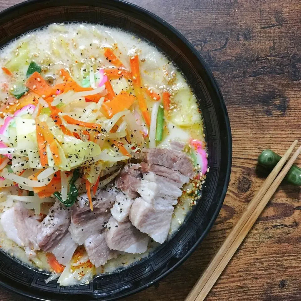 Snapdishの料理写真:塩豚乗せて白味噌ラーメン|はるなさん