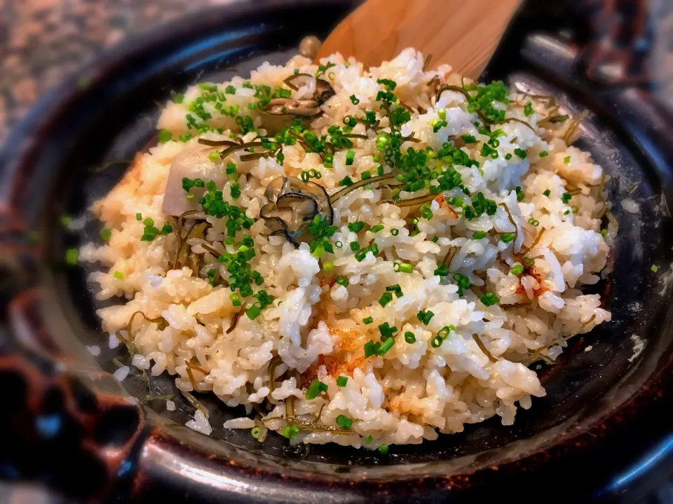 お昼は土鍋で炊き込みご飯。今日は牡蠣と里芋、切り昆布で。|mattさん