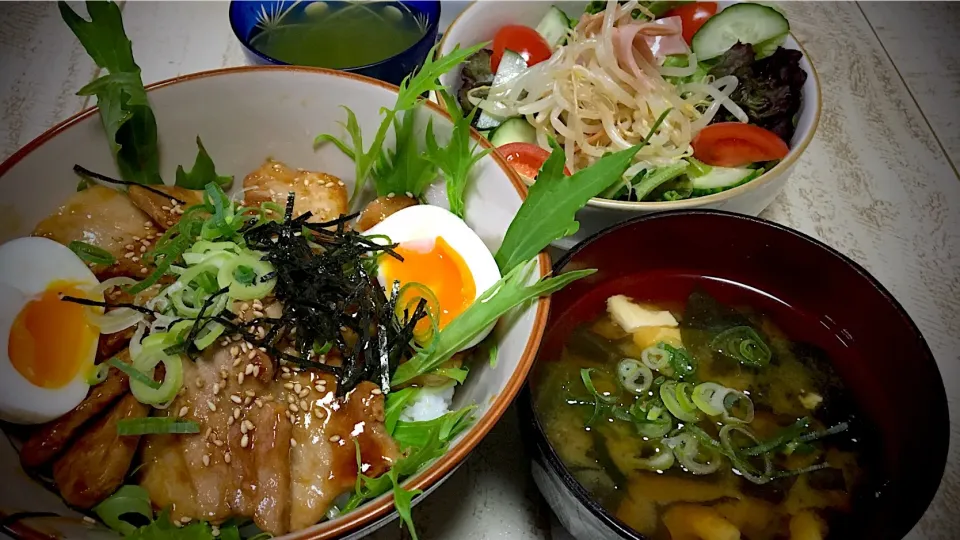 今日の男飯(*･ω･)焼肉ど〜んwithサラダ水菜&サラダ&豆腐とワカメの味噌汁( ･ㅂ･)و ̑̑|ひーちゃんさん