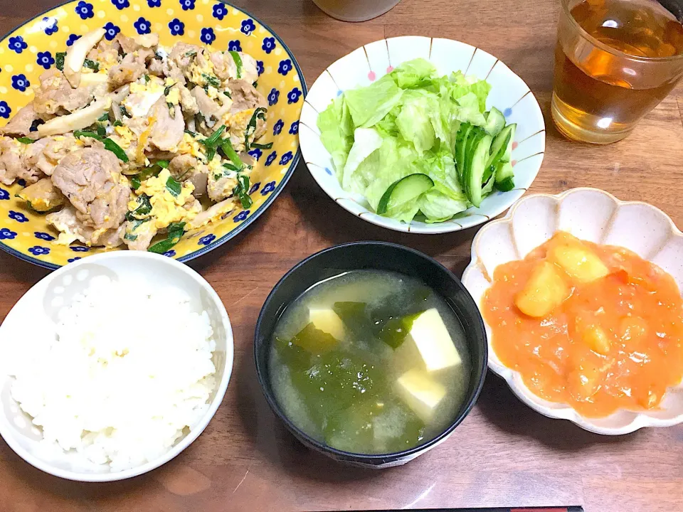 Snapdishの料理写真:＊ニラ玉
＊レタスサラダ
＊昨日の残りトマトシチュー
＊豆腐とわかめの味噌汁|ゆうこりんさん