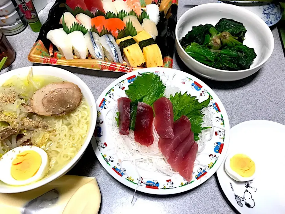 ちょっとしたパーティーにはもちろんサッポロ一番塩ラーメンで。ヤッターーー！ゆでたまごが(1個を半分にしたやつ)乗ってるーー！ #夕飯  寿司、刺身、大根つま、チヂミホウレンソウ|ms903さん