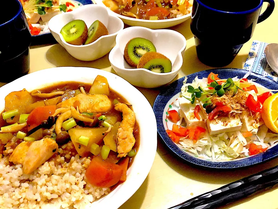 1／17昼食  #昼ごはん 
•和風だしで鶏むね肉と大根のカレー/玄米ごはんと •白菜と豆腐のサラダ •キウイ|おさんどんさん