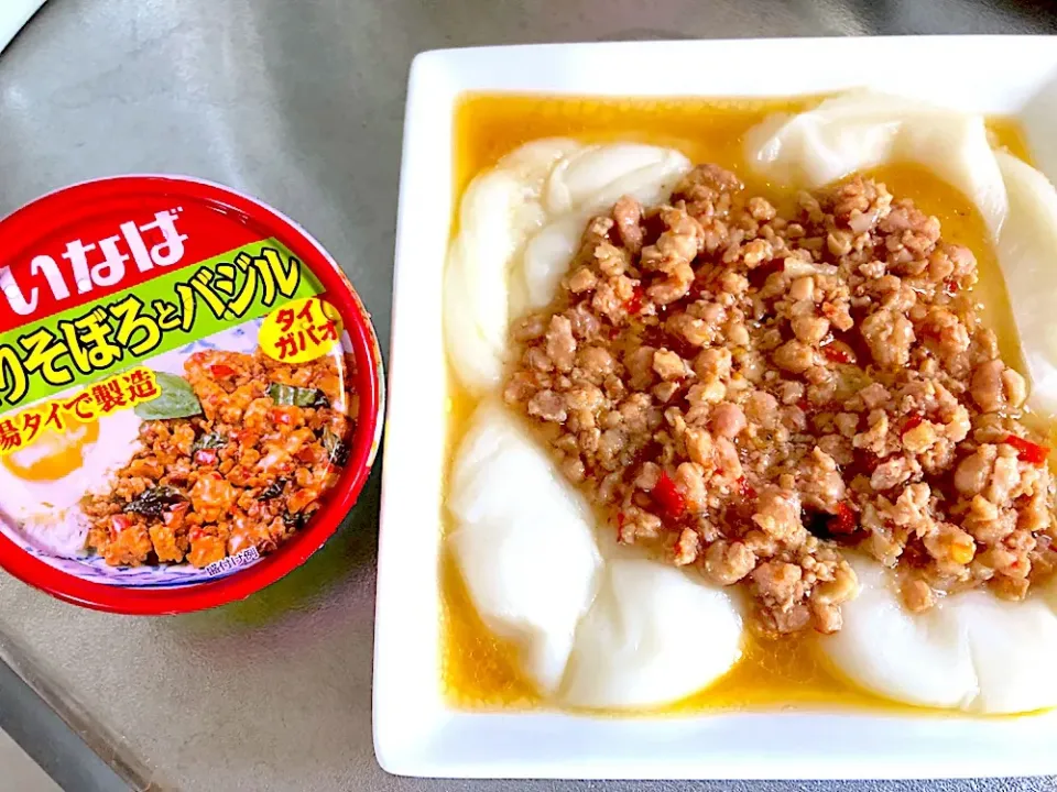 お餅をレンチンして、鶏そぼろとバジルをのせました。|pepiさん