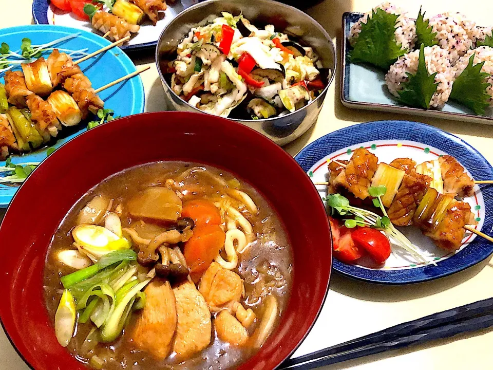 1／17夕食  #晩ごはん 
•カレーうどん  •竹輪のねぎま串  •ゆかりとジャコのミニむすび  •色々野菜の浅漬け 
‥カレー。もともと和風だしなので、ご飯よりむしろこちらの方が合っているような😚‥|おさんどんさん