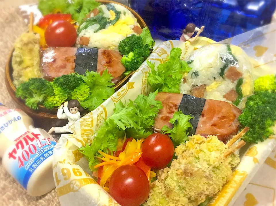 Snapdishの料理写真:スパム風焼豚むすび・焼豚とほうれん草のスクランブルエッグおにぎり🍙&マグロ漬けとアスパラの串揚げ&パプリカと人参🥕のマリネ&ブロッコリー🥦&わさび菜&プチトマト🍅の夫婦お弁当♪

 #弁当  #フチ子 #ダーリン夜飲み会#なのでポイ出来ちゃうお弁当#今日は焼豚でスパム風 #ごちそうおにぎり|桃実さん