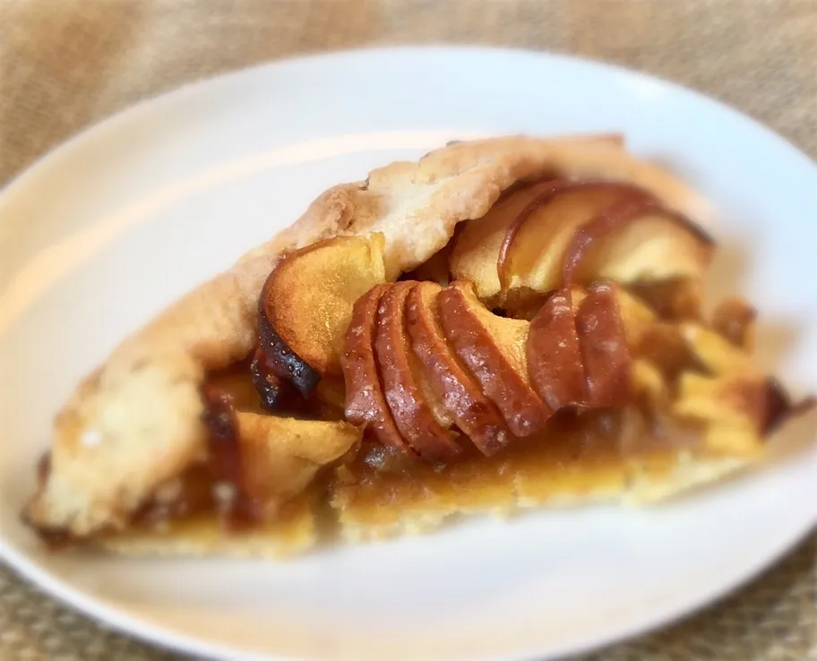 Snapdishの料理写真:Easy Peasy Cinnamon Apple Galette|gonbenさん