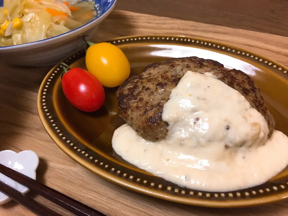 山本真希さんの料理💝 味噌クリームソースのチーズイン人参バーグ🍴|ヨンセンさん