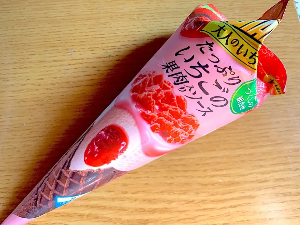 Snapdishの料理写真:ジャイアントコーン🍦大人のいちご🍓😋|yumyum😋さん