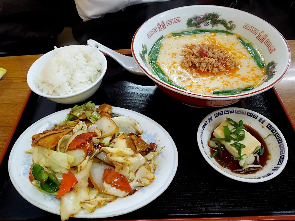 Snapdishの料理写真:ランチ
豚骨台湾ラーメンと回鍋肉のセット|Takeshi  Nagakiさん