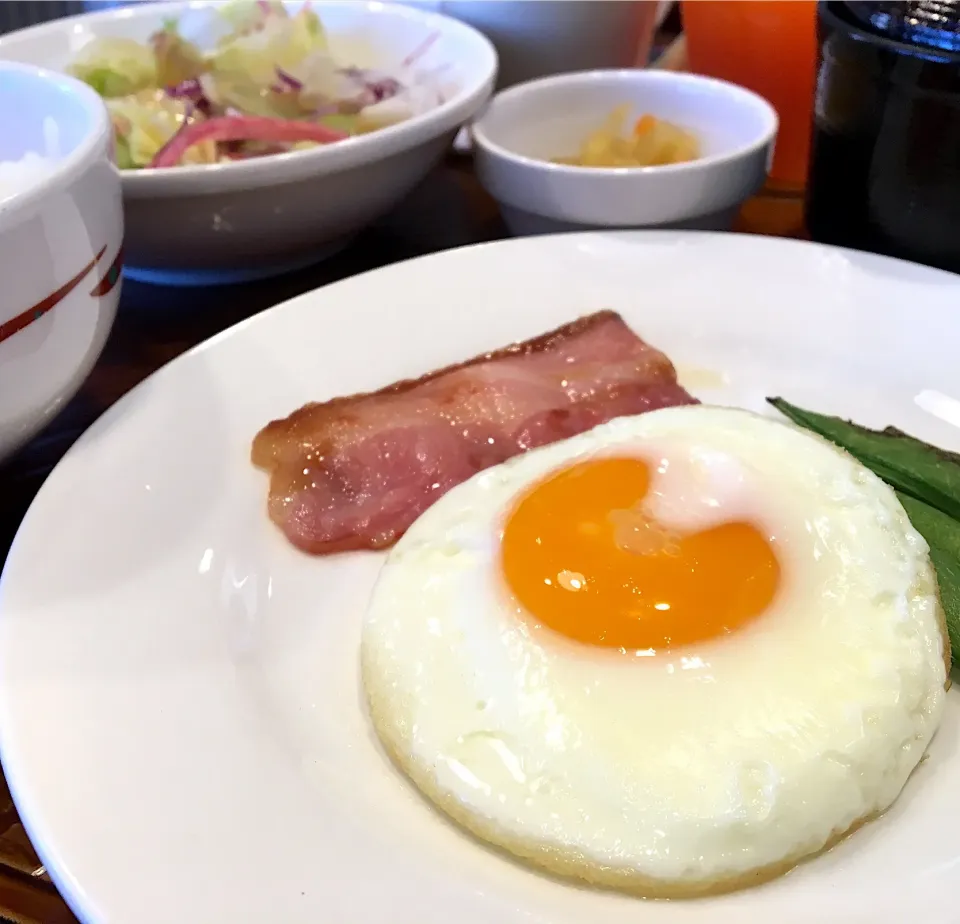 休日の朝ごはん☀️☀️🔆
目玉焼き＆ベーコン朝定食🍳🥓➕セットミニサラダ🥗|ぽんたさん