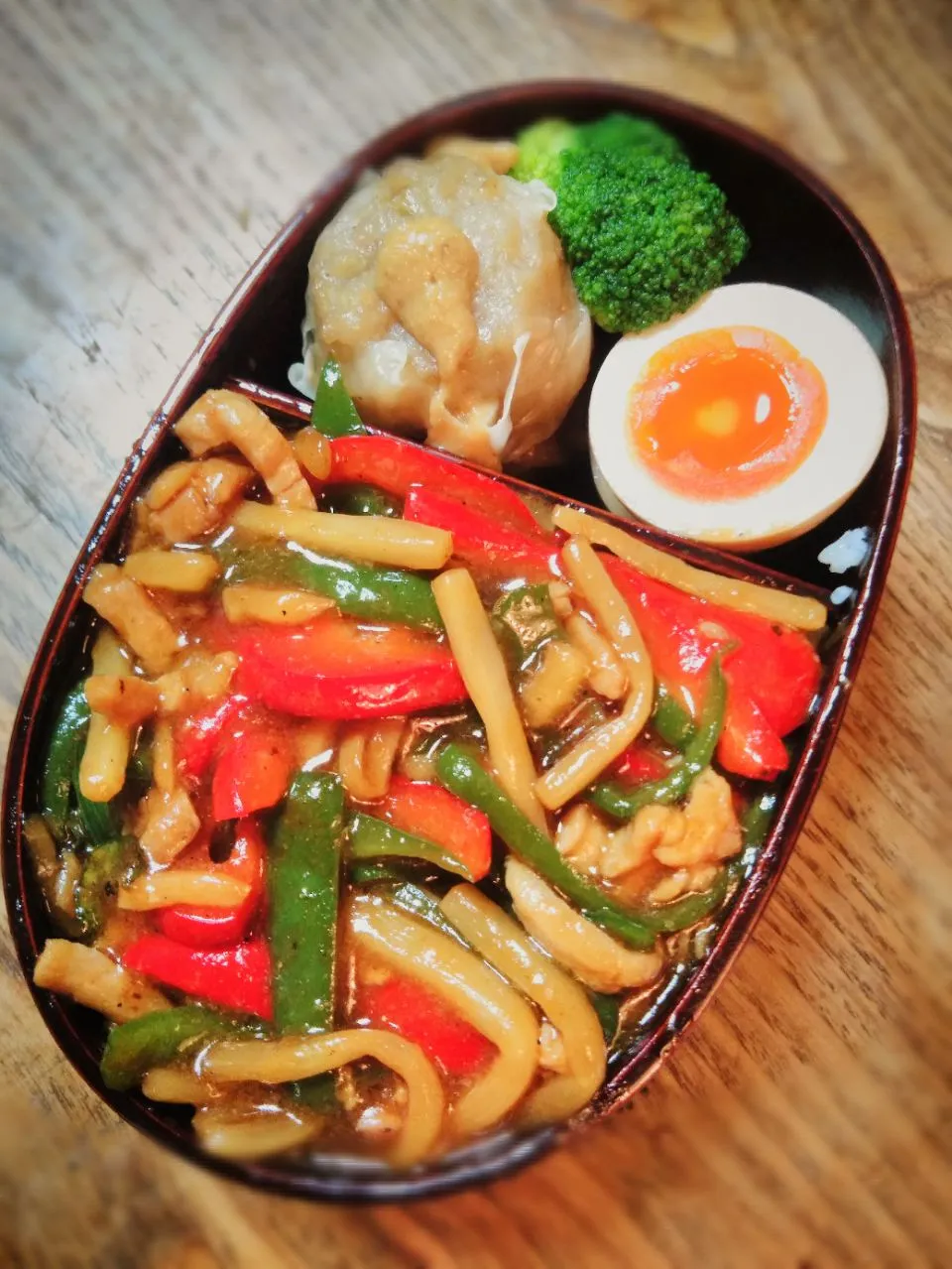 今日のお弁当
・青椒肉絲風丼
・チルドシュウマイ
・煮卵|akiさん