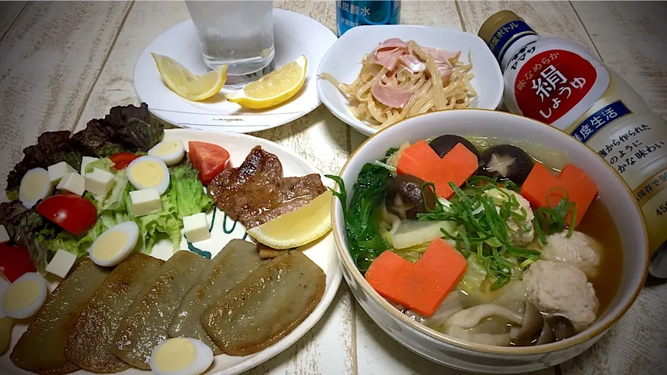 今日の男飯(›´-`‹ )おつまみ各種(黒はんぺんの胡麻油焼き&焼肉&うずらの玉子&モッツァレラチーズ&もやしのサラダ)
鳥つみれ汁&まるで鳥飼(°°;)後味フルーティ焼酎割り...♪*ﾟ|ひーちゃんさん