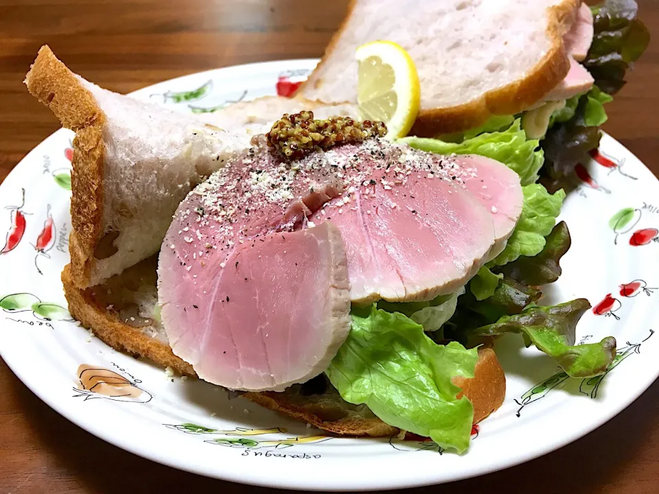 くるみ食パンdeサンドイッチ🍞🥓🥬|ぱぴこ家さん