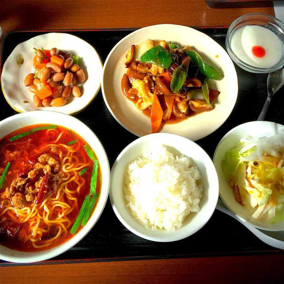 台湾ラーメン、豚肉と椎茸の炒め、中華風ピーナッツ和え、大根サラダ、杏仁豆腐|yakinasuさん