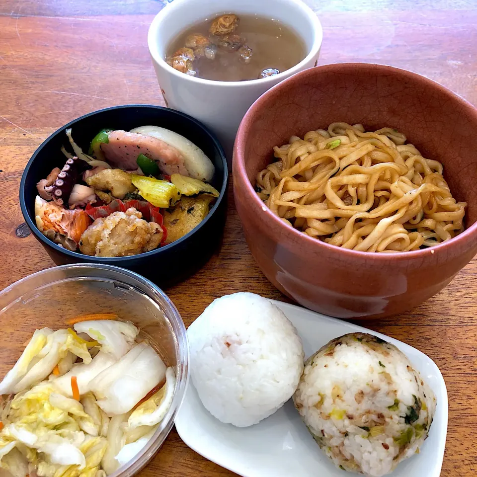 Snapdishの料理写真:職場ランチ
おにぎりとひっぱりうどん|Noriyuki Saitoさん