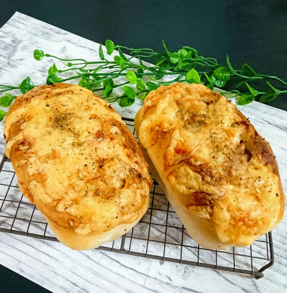 Snapdishの料理写真:酒種酵母🍞ベーコンチーズミニ食パン|bobbinさん