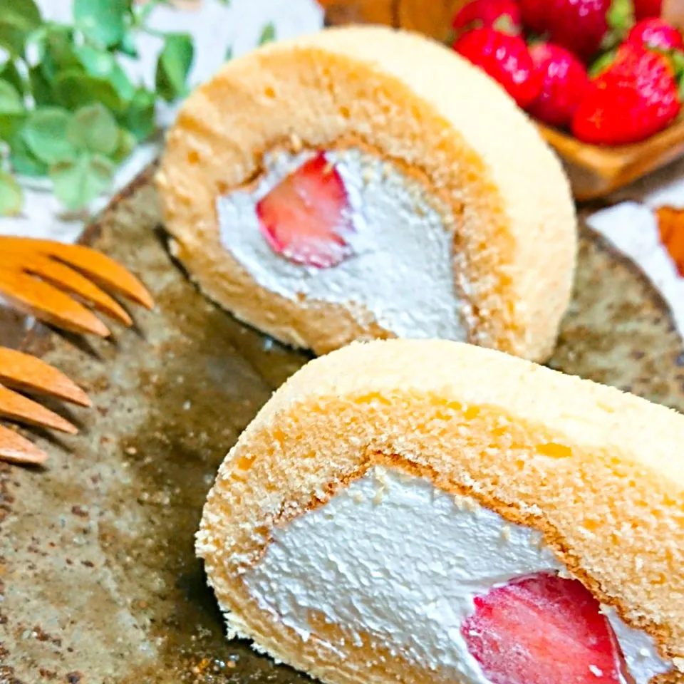 ピロさんの🍓🍒苺とチェリーコンポートの米粉ロールケーキ  ロールケーキ祭り♪Rice flour roll cake strawberry and cherry compote|とまと🍅さん