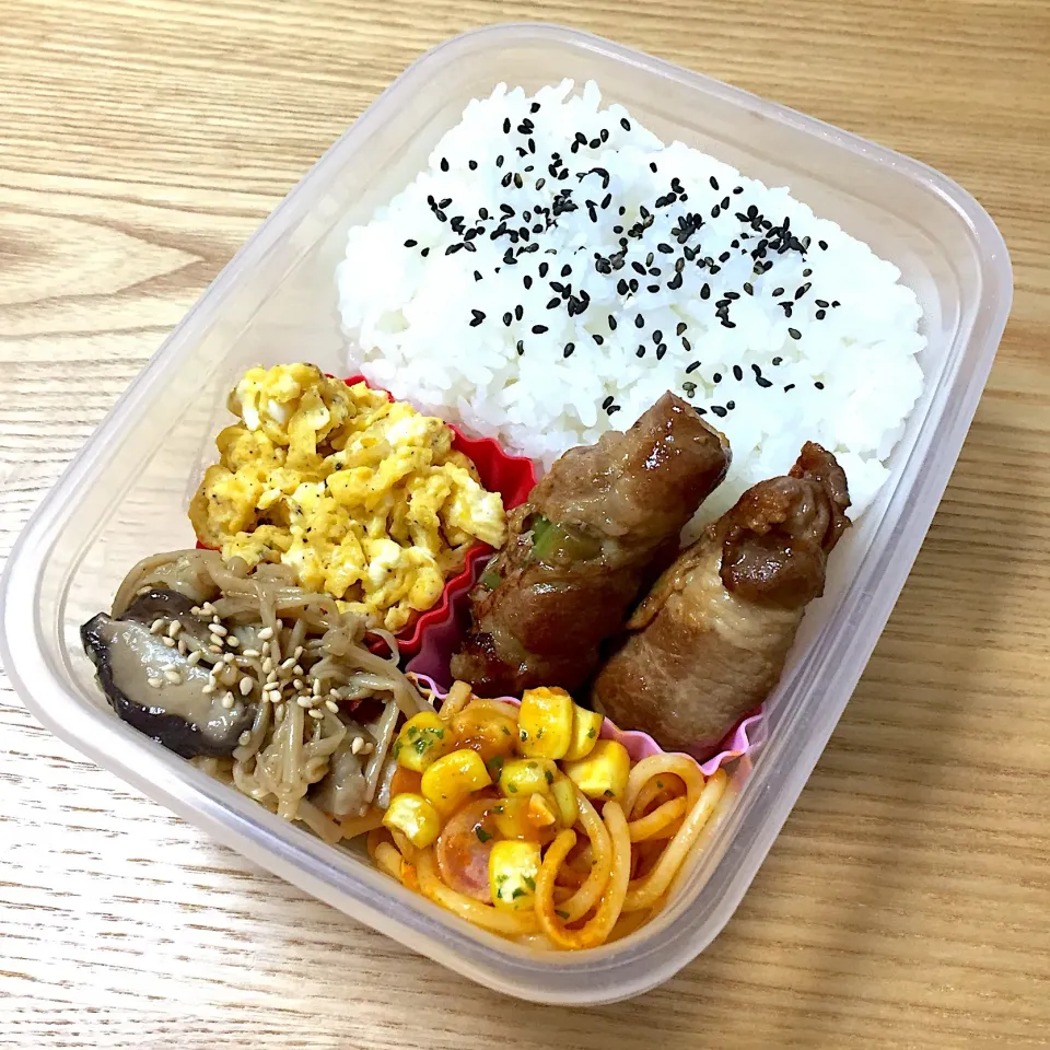 Snapdishの料理写真:土曜日の旦那さんのお弁当☺︎ #お弁当記録  #スクランブルエッグ  #肉巻き野菜 #きのこのナムル|むさけんさん