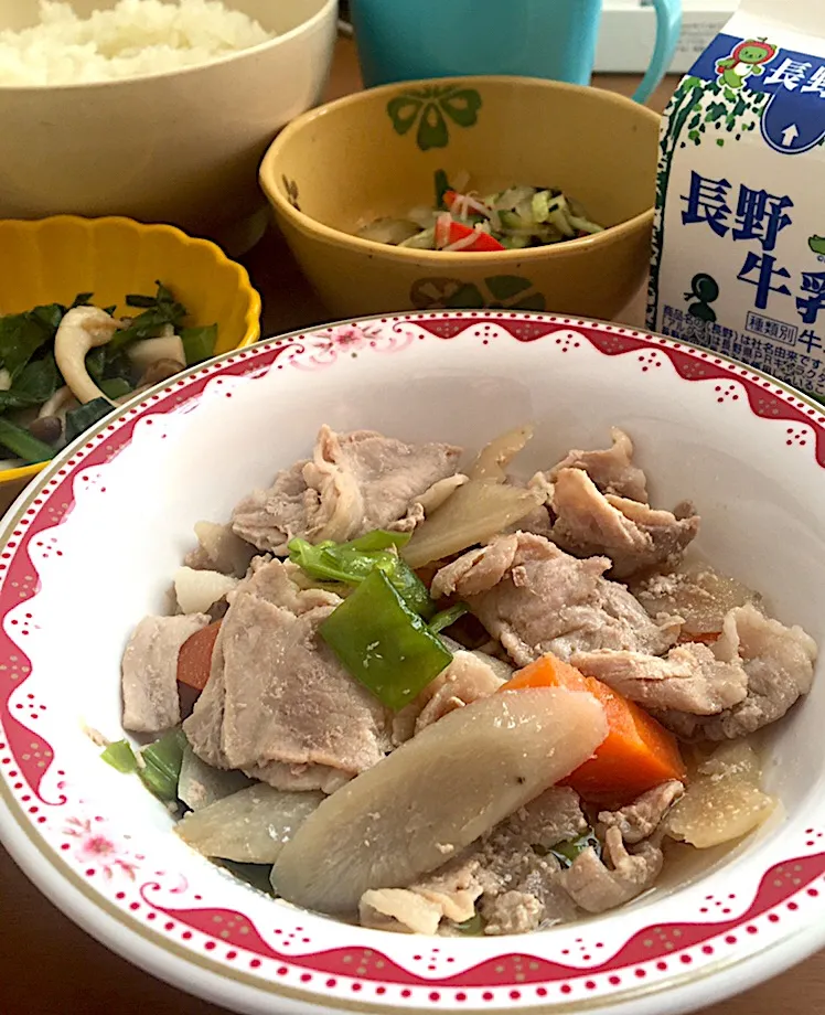 Snapdishの料理写真:アル中病棟の昼ごはん☀️☀️🔆3日目
ごはん 🍚  ゴボウと豚肉の時雨煮🐖  じやこサラダ  きのこのバター醤油🍄  牛乳🥛|ぽんたさん