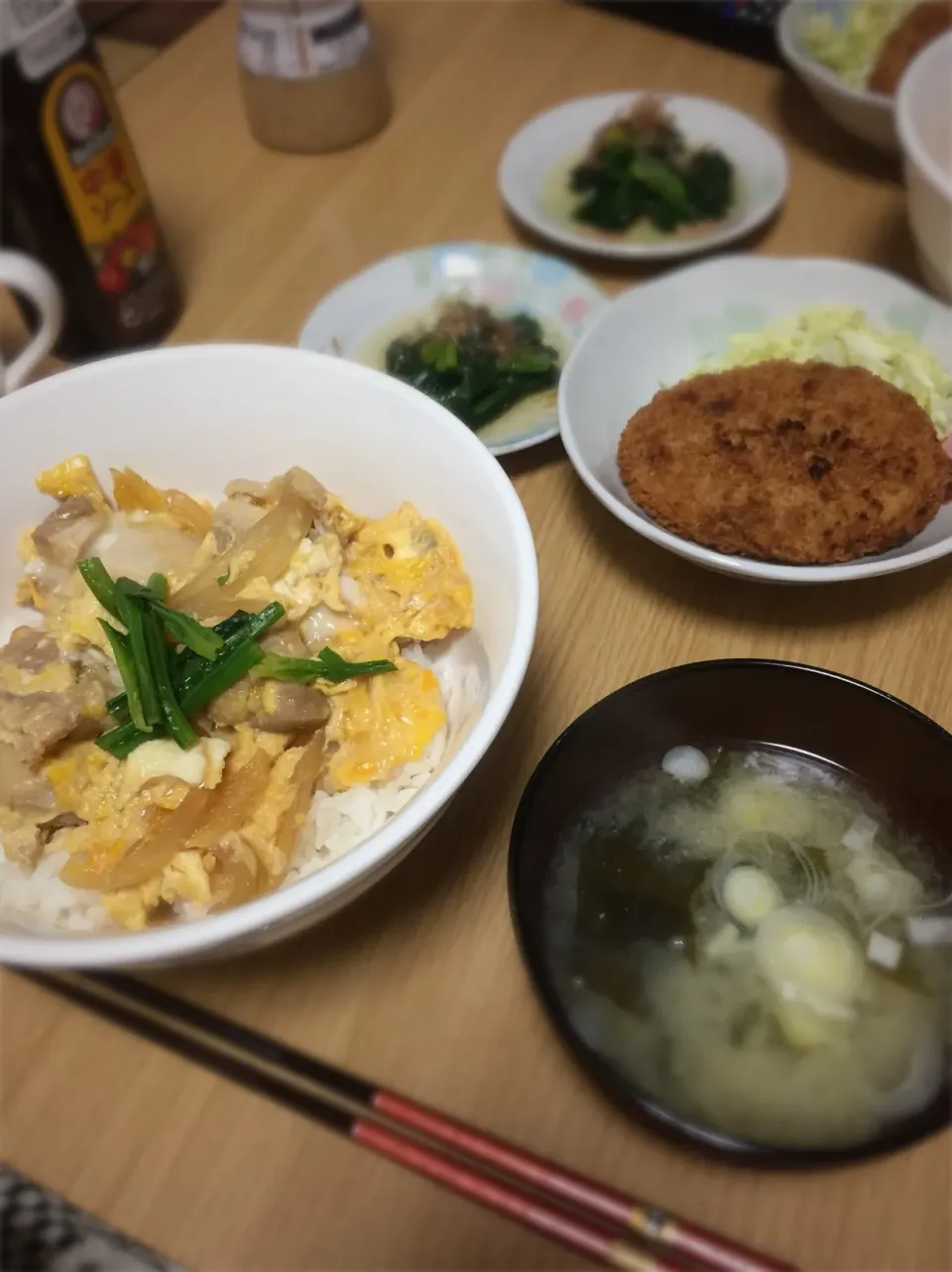 Snapdishの料理写真:親子丼 (鶏のモモ肉)
じゃがいもの味噌汁
ほうれん草のおひたし
コロッケ (お惣菜)|ひょうたんさん