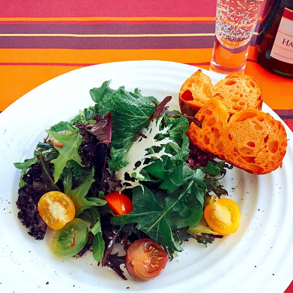 ル・オーブンのバゲットとグリーンサラダ🥗ワイン🍾|きょーこさん