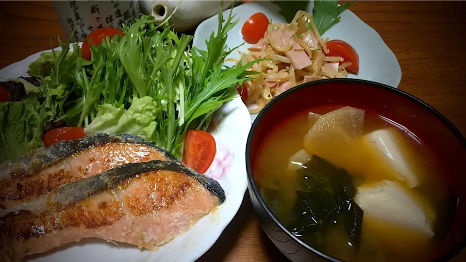 自分向け実家でのテニス前男飯(*･ω･)
粕本漬け銀鮭焼き&もやしサラダ&大根とワカメと豆腐の味噌汁𖠋𖠋𖠋|ひーちゃんさん