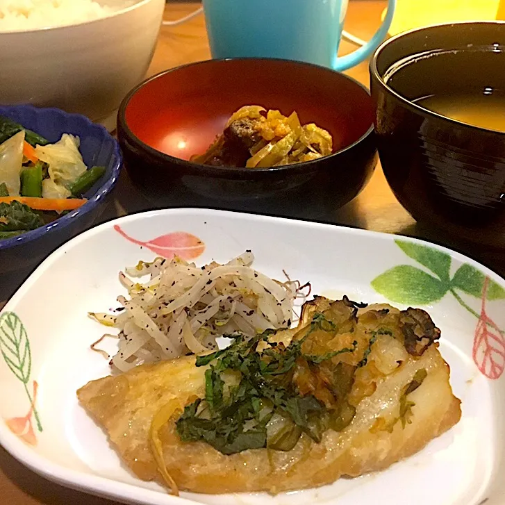 アル中病棟の晩ごはん⭐️⭐️⭐️3日目
ご飯🍚  みそ汁（里芋） カレイの香り焼き  おかか和え（菜花） レバーの南蛮漬け|ぽんたさん