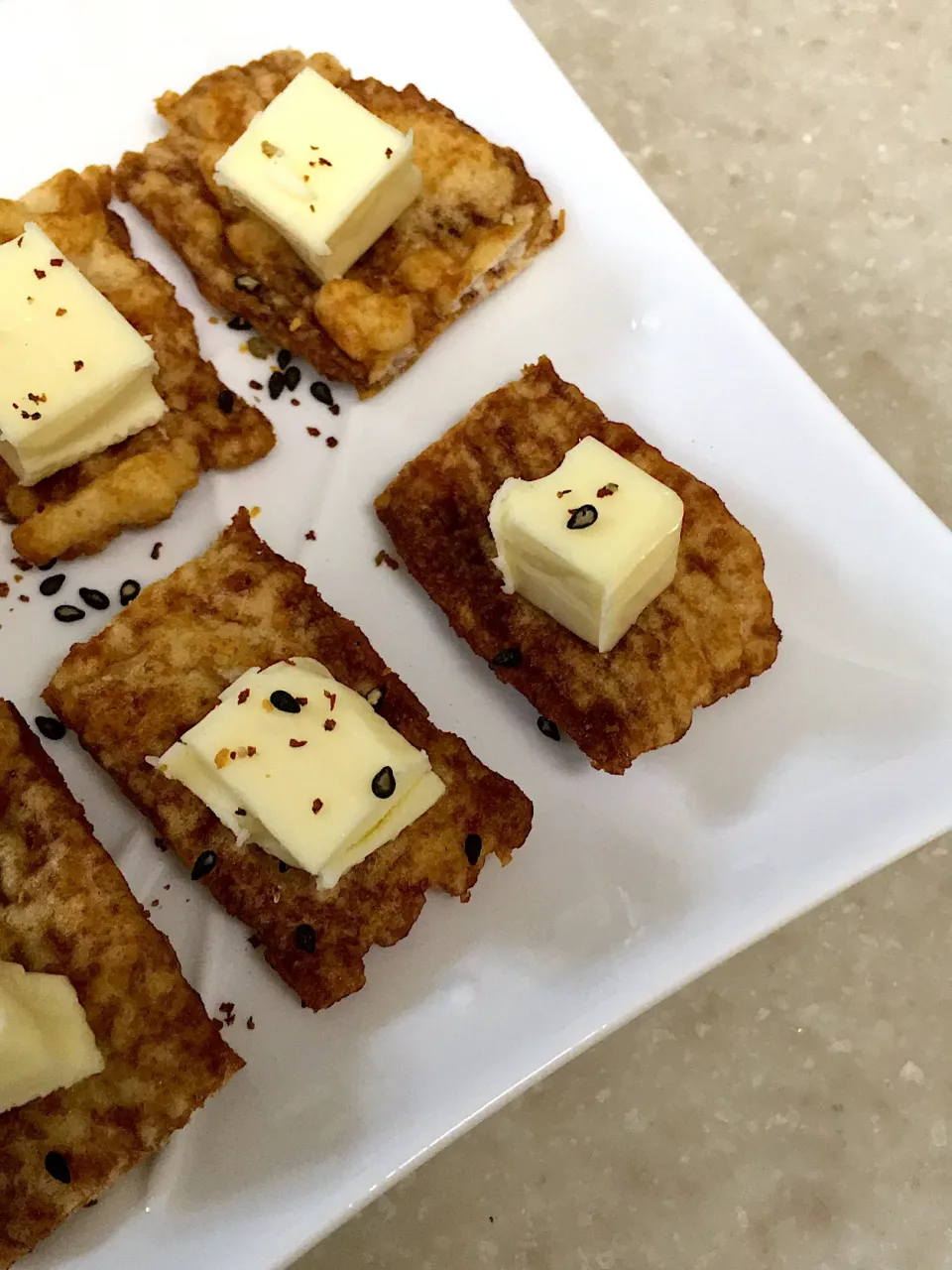 こがし醤油味のイカ天で〜
    一口おつまみ🧀|ミーさん