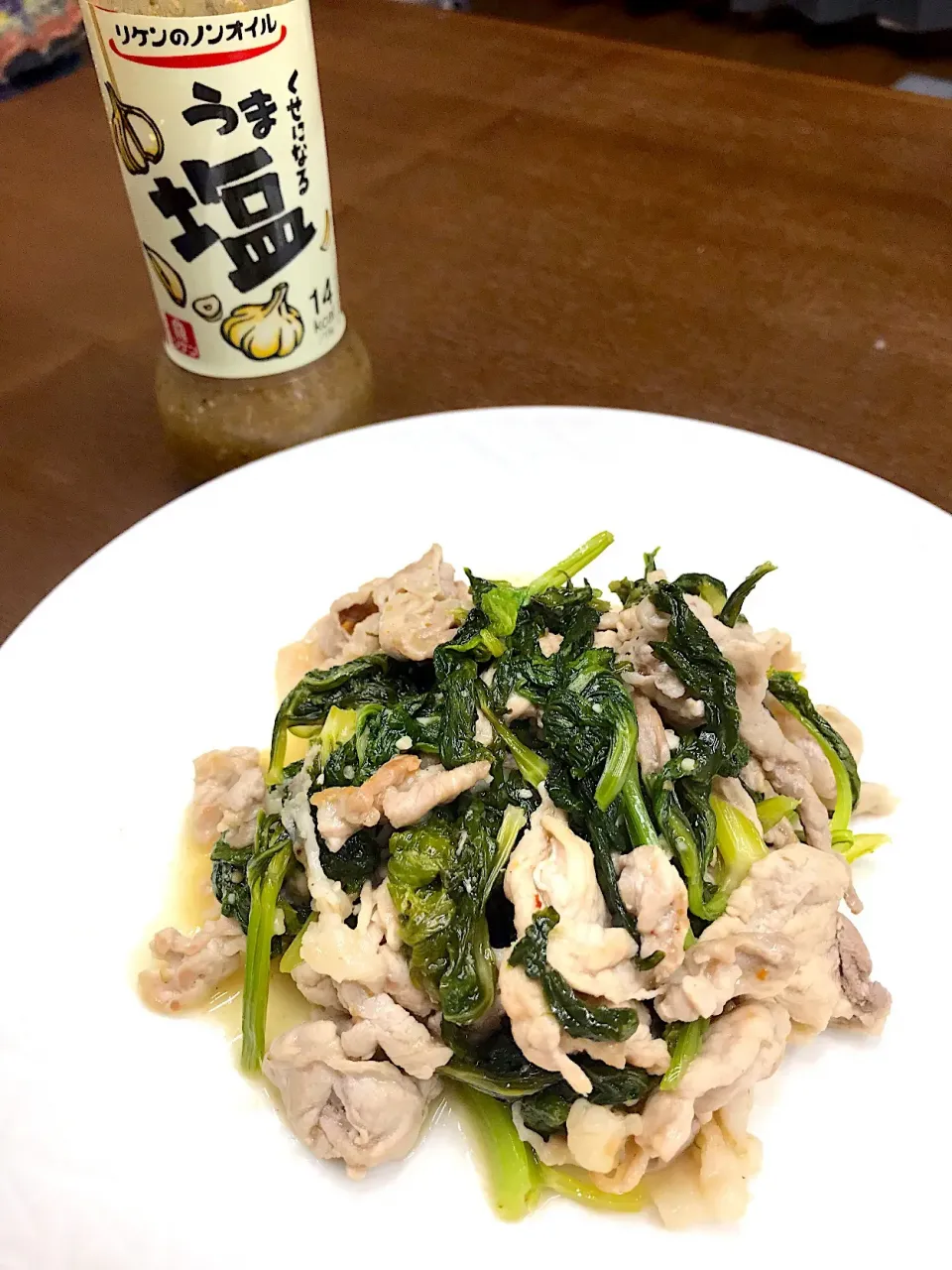 セロリの葉と豚肉の炒め物🎵|みほままこさん