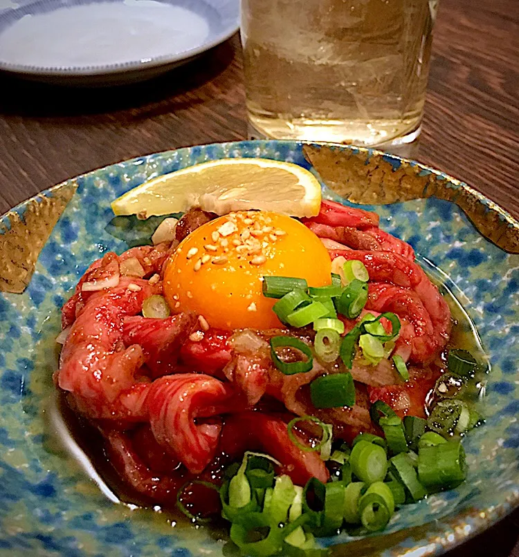 黒毛和牛 ロースト・ビーフ
ユッケ・スタイル
with レモン・ハイボール|酒肴菜 kun                          自 2018.5.1さん