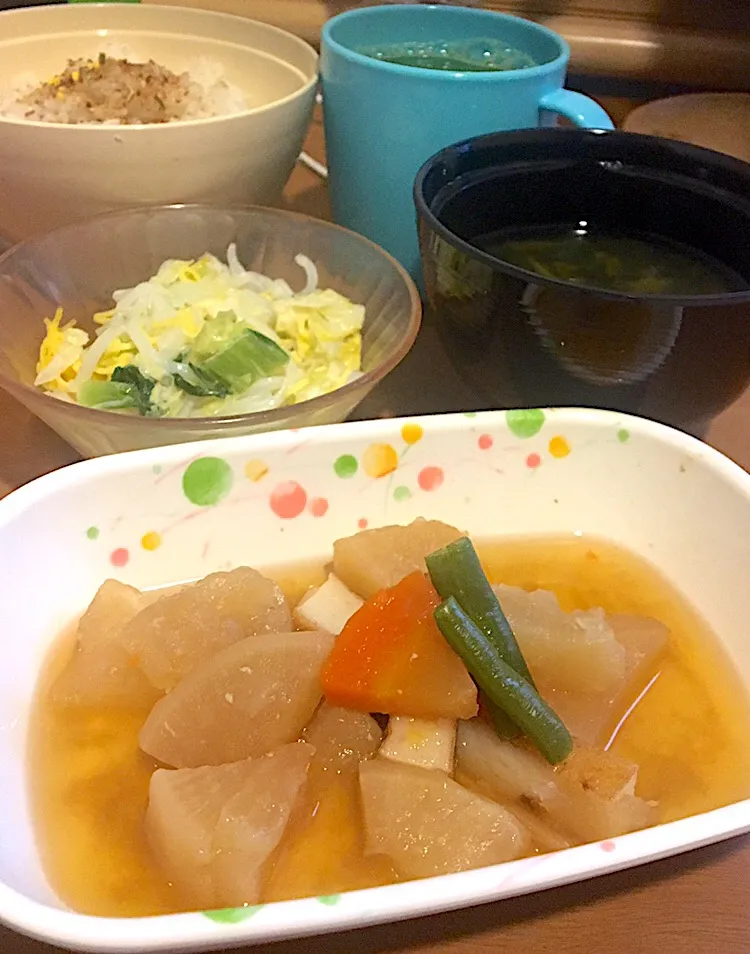 Snapdishの料理写真:アル中病棟の朝ごはん☀️🔆🔆4日目
麦ごはん  みそ汁（ポテト） イカ🦑と大根の煮付け  春雨サラダ  ふりかけ
🦑とダイコンの煮付けに🦑が入ってない( •᷄⌓•᷅ )੨੨|ぽんたさん