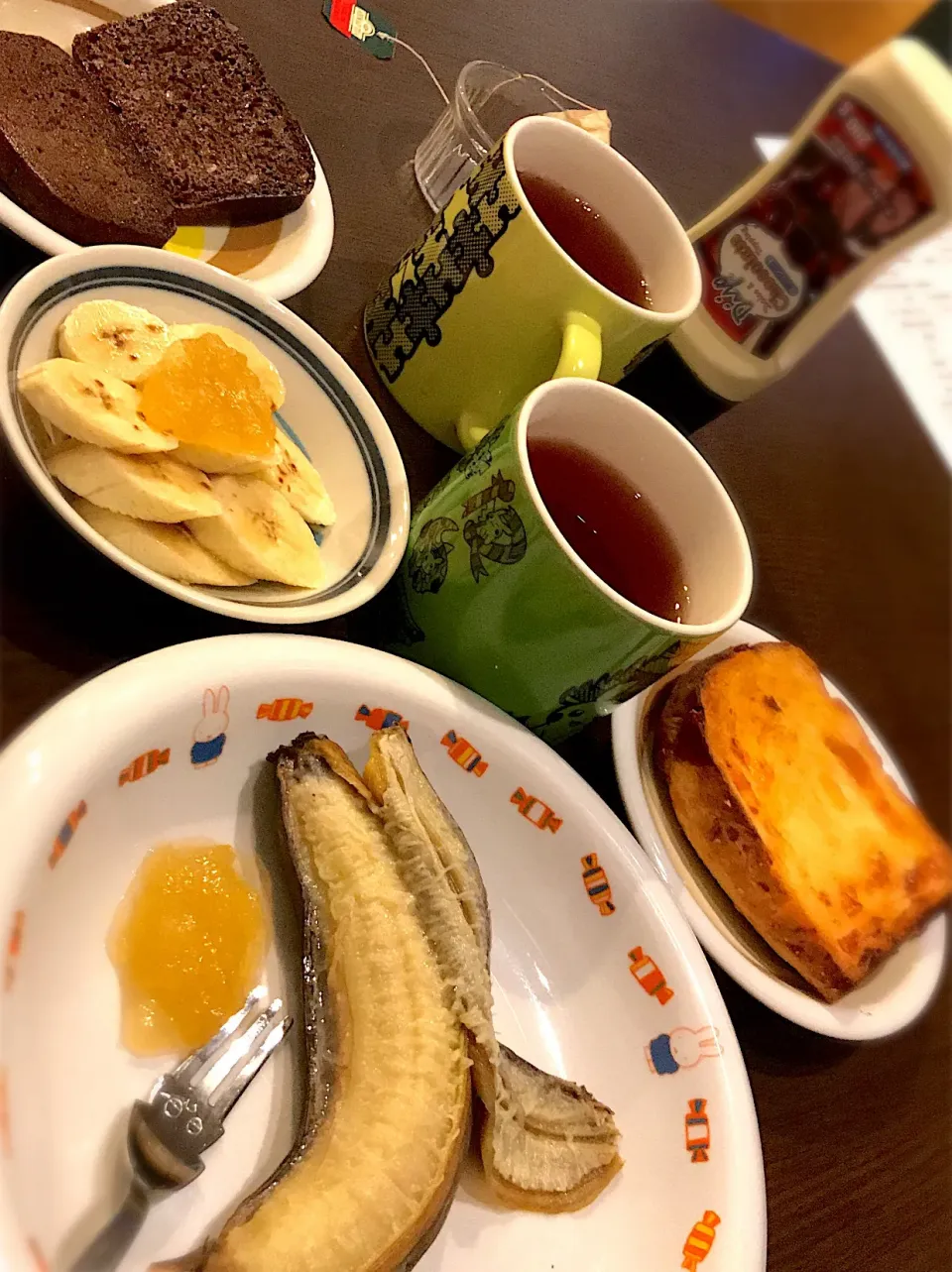 Snapdishの料理写真:焼きバナナ🍌 りんごジャム添え🍎  チーズブレッド🧀  黒パンハード   紅茶☕️|ch＊K*∀o(^^*)♪さん