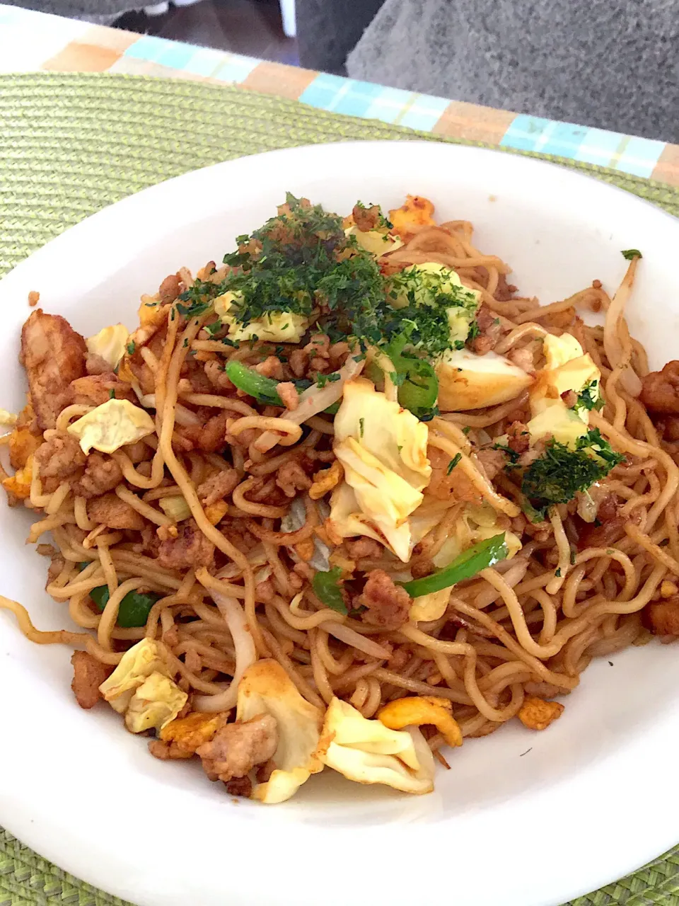 Snapdishの料理写真:日曜はみんな寝坊一家なので、朝昼兼用ご飯．
具沢山焼きそば！|yukoさん