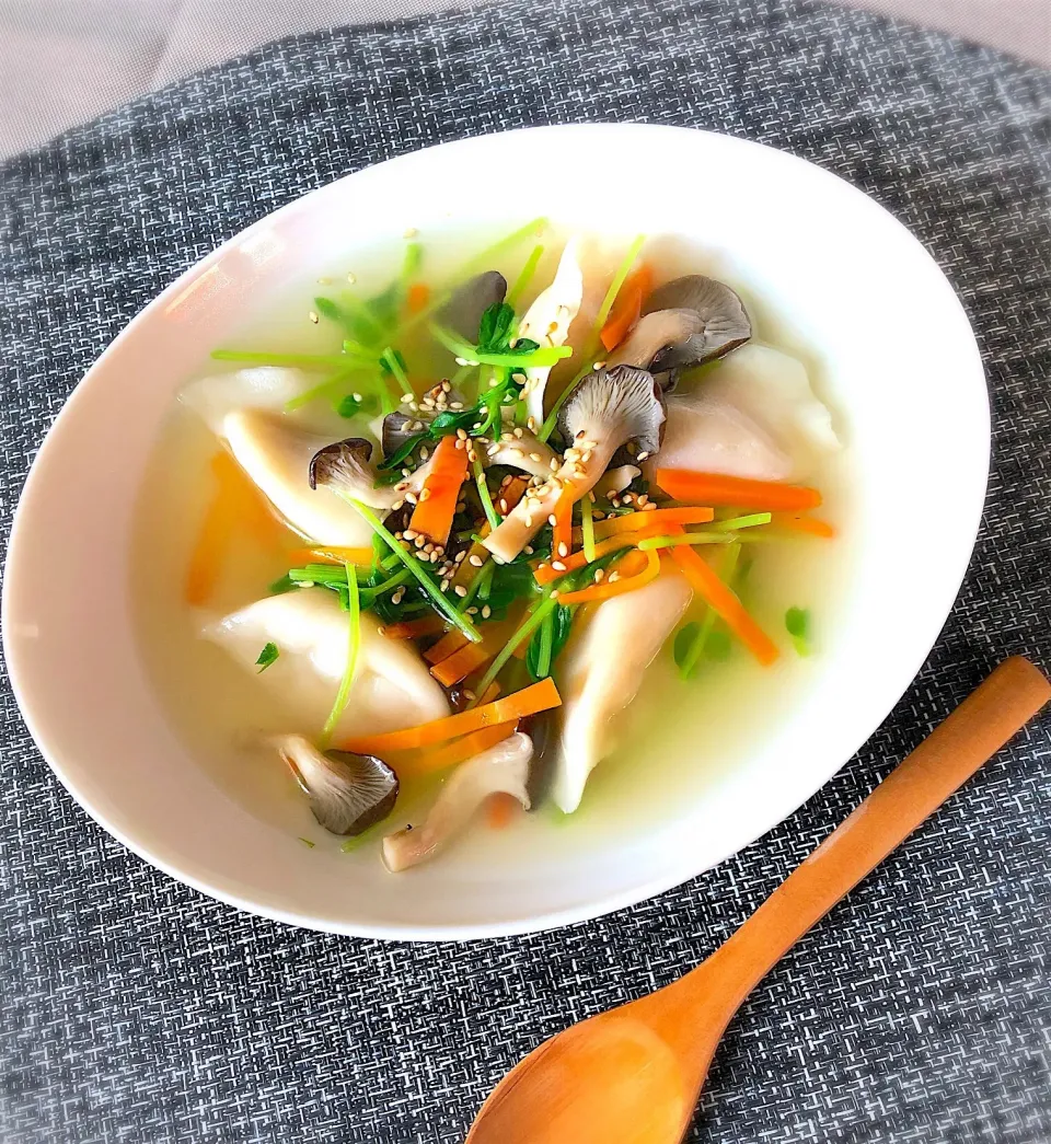 朝ごはんを食べよう😋 霜降りひらたけと豆苗入り水餃子で朝ごはん🌱🥟🍄|あしゃぱんさん