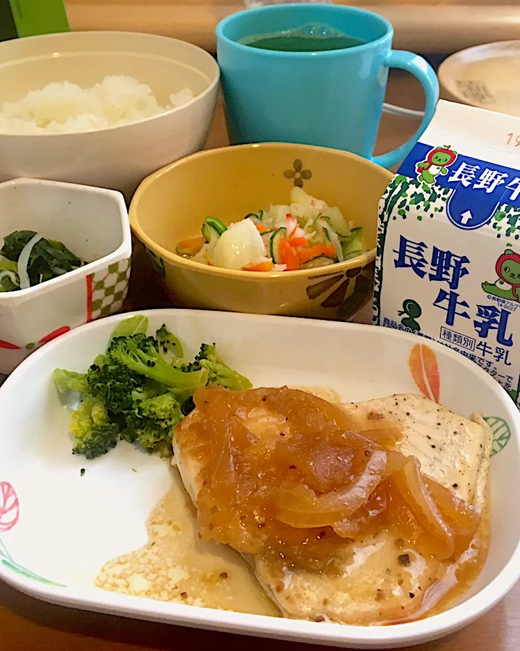 アル中病棟の昼ごはん☀️☀️🔆4日目 ごはん メカジキのオニオンソース 白菜の酢の物  しょうが和え  牛乳🥛|ぽんたさん