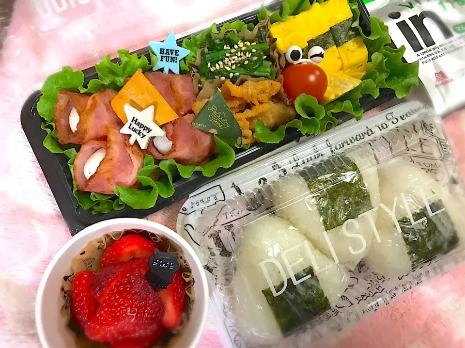 Snapdishの料理写真:強化練習会🎾【おにぎり】弁当〜塩昆布おにぎり・梅干しおにぎり・塩おにぎり・うずらベーコン・ほうれん草胡麻和え・鶏皮パリパリ・玉子焼き〜
 #お弁当  #おにぎり弁当  #おにぎり  #キャラ弁  #きゃら弁|華恋さん