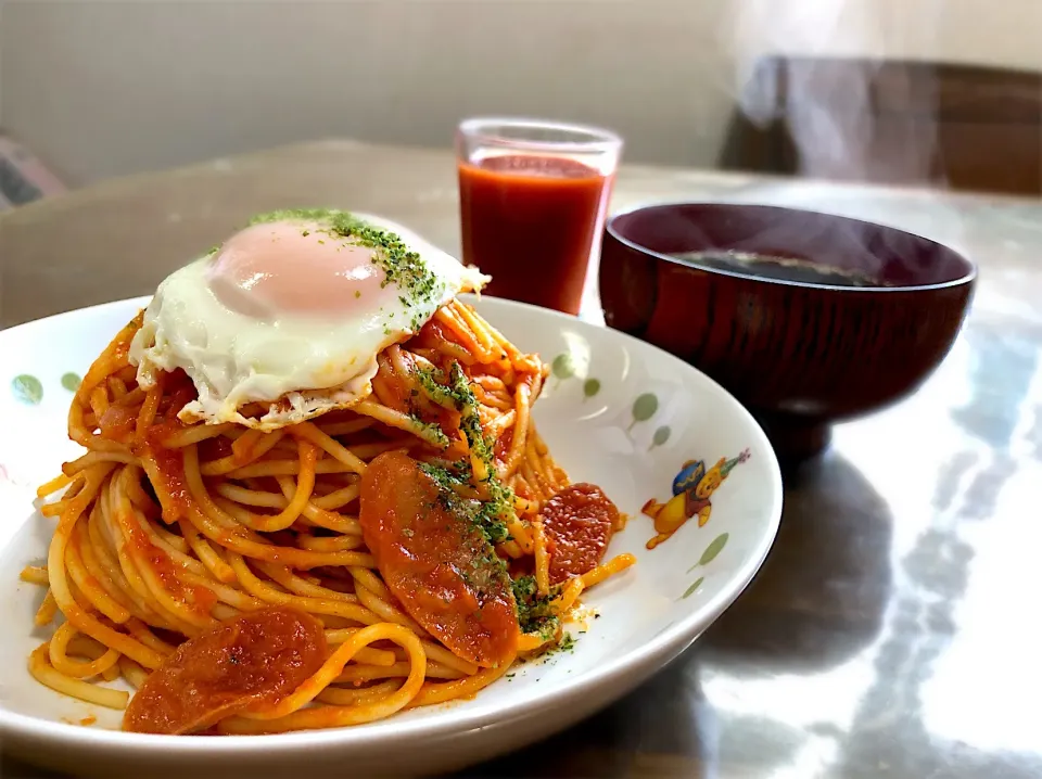 オーマイ 炎のアラビアータ 目玉焼きトッピング わかめスープ #伊藤園 ぎっしり15種類の旬野菜   #昼食  #昼飯  #ランチ  #lunch #パスタ  #スパゲティ #アラビアータ #家メシ #iPhoneX|Shiny1022さん