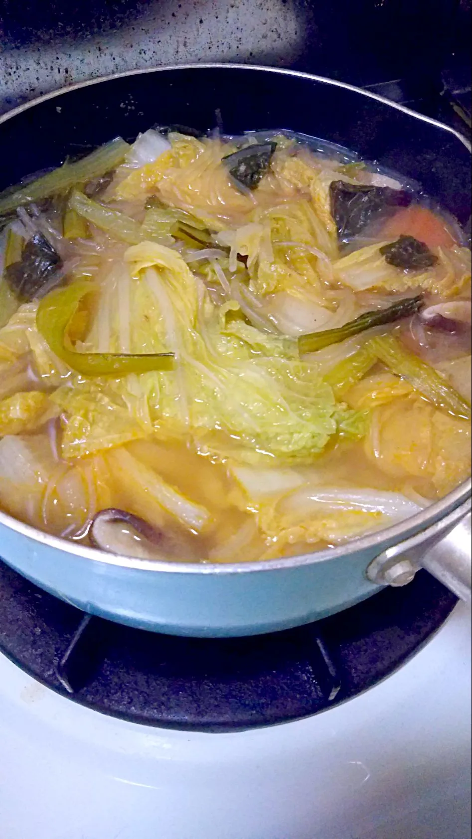 冷蔵庫と冷凍庫にあるもので作ったごま担々鍋🍲

鮭だんご、イカだんご、あさりのむき身、大根、にんじん、春雨、白菜、小松菜、しいたけ、エバラのプチっと鍋のごま担々鍋

独り暮らしなのに、こんなに作ってしまい、お腹がいっぱいです😅|アイーダさん