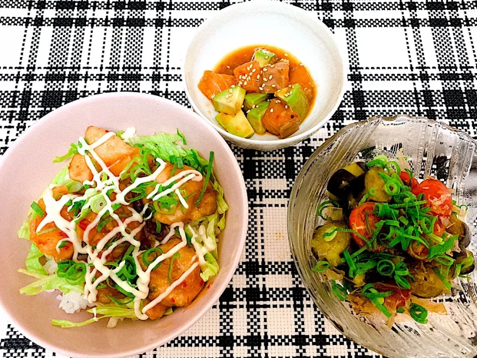 鶏肉のチリマヨ丼、茄子とトマトのさっぱり和え、サーモンとアボカドのユッケ|naeさん