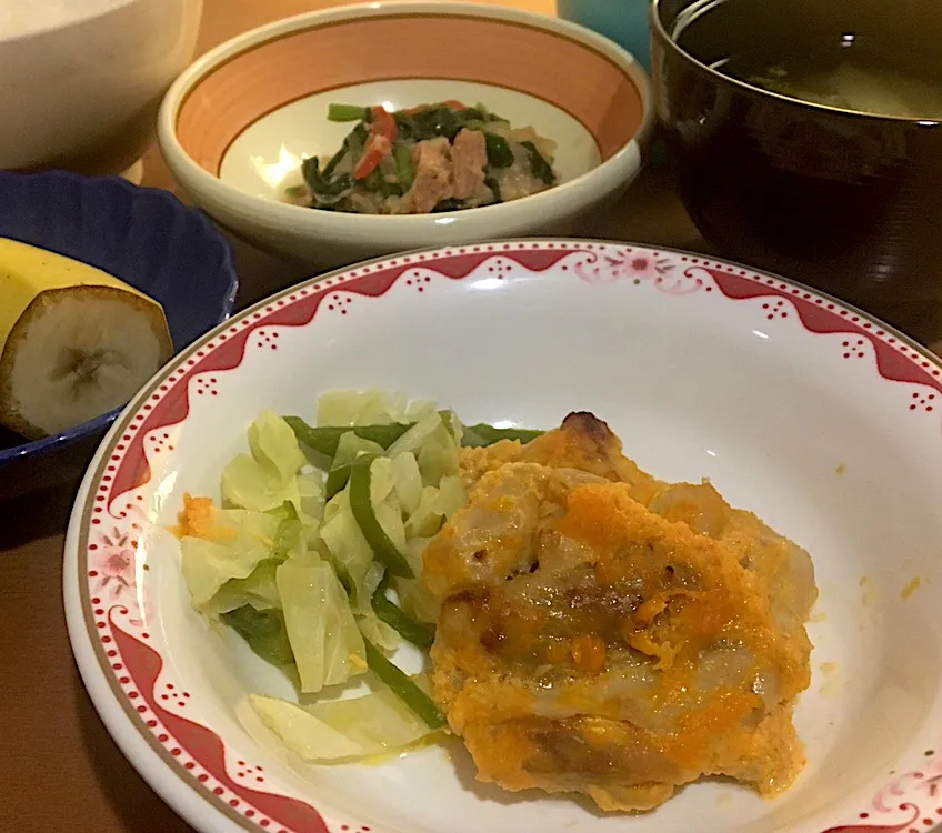 アル中病棟の晩ごはん⭐️⭐️🔆4日目
ごはん🍚コンソメスープ  鶏肉の人参マヨ焼き🐓🥕ねぎ酢和え  バナナ🍌|ぽんたさん