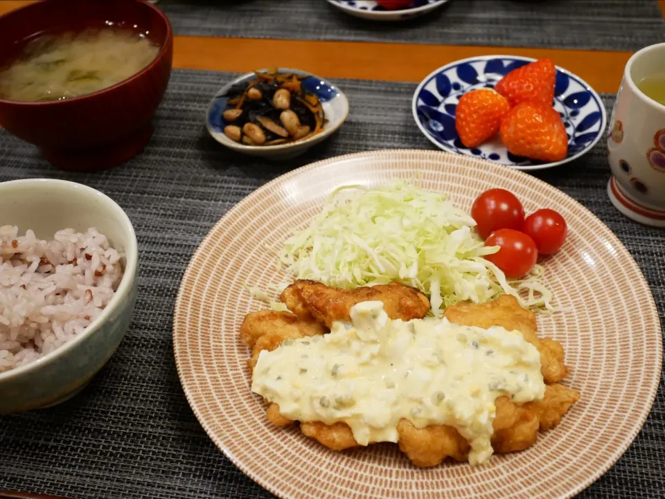 19/01/20 夕飯♪ チキン南蛮 ひじきと大豆の煮物 味噌汁 いちご|ikukoさん