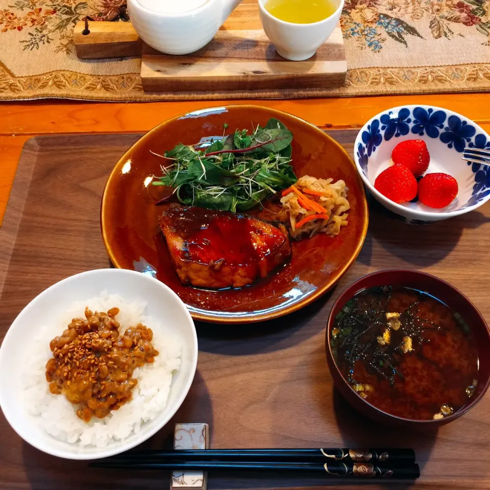 Snapdishの料理写真:鰤の照り焼き、サラダ、切干し大根、納豆、白米、味噌汁、いちご🍓😋|ぱさくまさん