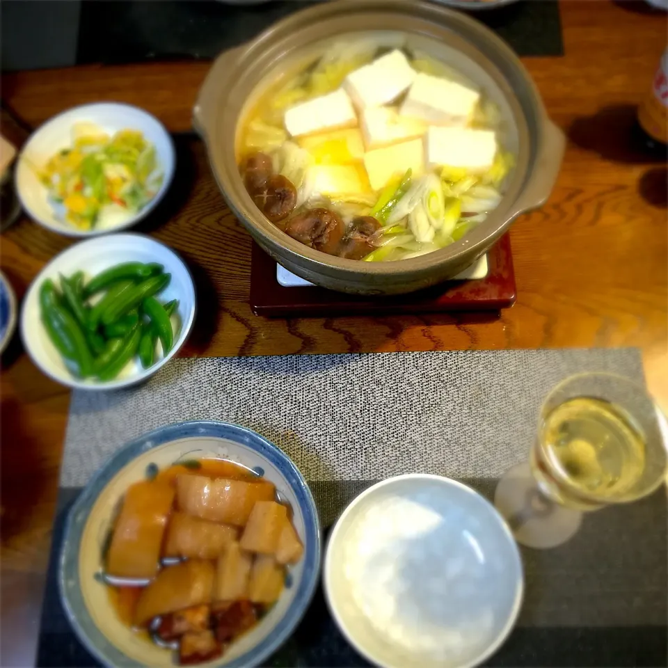 Snapdishの料理写真:豚バラ大根、湯豆腐、白菜即席漬け、ワイン|yakinasuさん