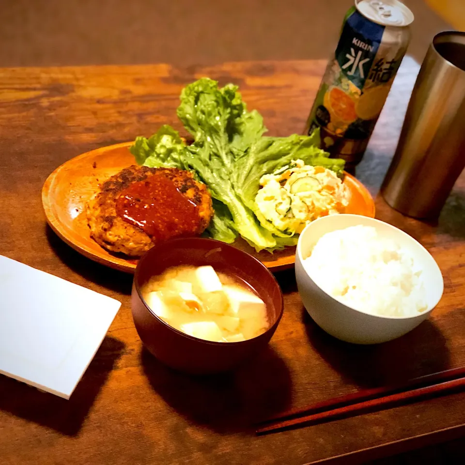 ハンバーグ
ポテトサラダ
味噌汁|しょーへいさん