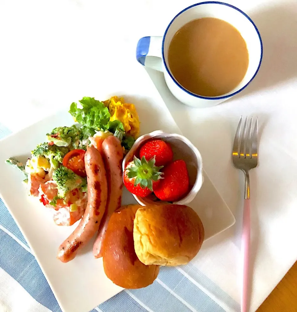 朝ごはんを食べよう😋緑黄色野菜のサラダとソーセージで洋風ワンプレート朝ごはん🍅🌭ネットで買った、食物繊維とコラーゲン入りのカフェラテ「サクラテ」と一緒に☕️|あしゃぱんさん