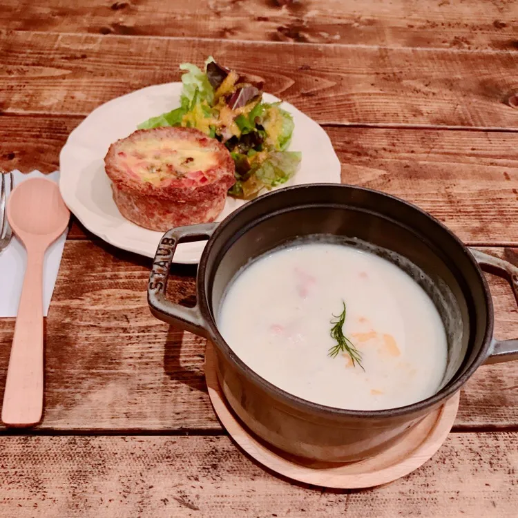 春キャベツ  ベーコン  ブルーチーズの                                              キッシュ🥬🥓                                                         サーモンとポテトのチャウダー🥄|ちゃみこさん